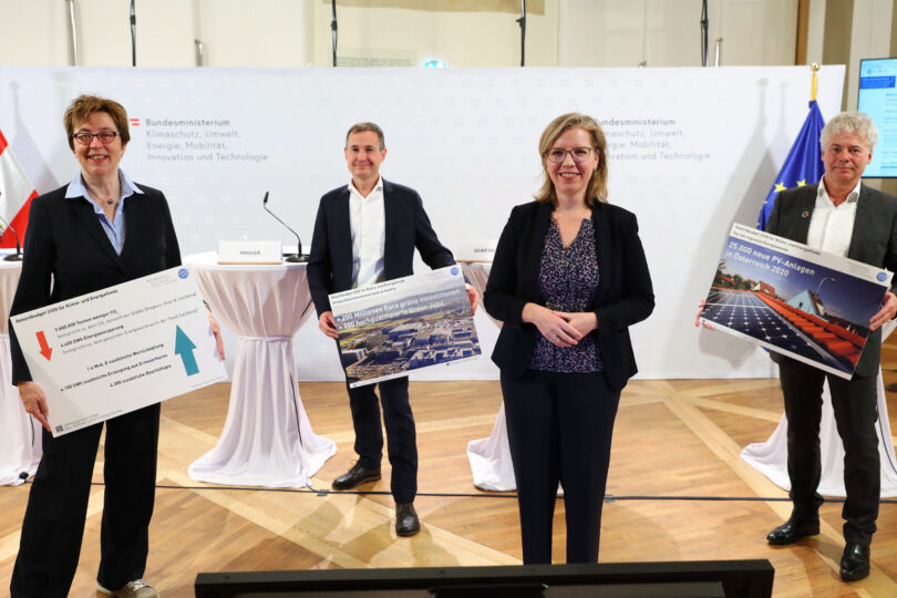 Im Bild v.l.n.r.: Theresia Vogel (Geschäftsführerin Klima- und Energiefonds), Peter Prasser (Geschäftsführer KIOTO Photovoltaics GmbH), Klimaschutzministerin Leonore Gewessler, Ingmar Höbarth (Geschäftsführer Klima- und Energiefonds) Fotograf: Ludwig Schedl / APA