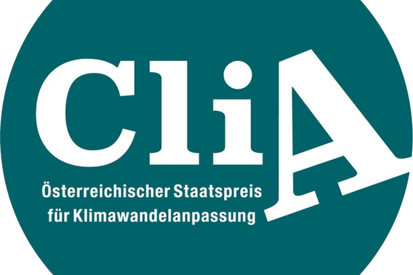 Logo des Österreichischen Staatspreis für Klimawandelanpassung: Weiße Schrift auf grünem Punkt.