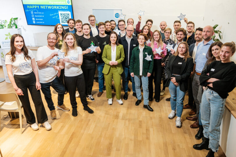 Gruppenfoto mit über 20 Personen.