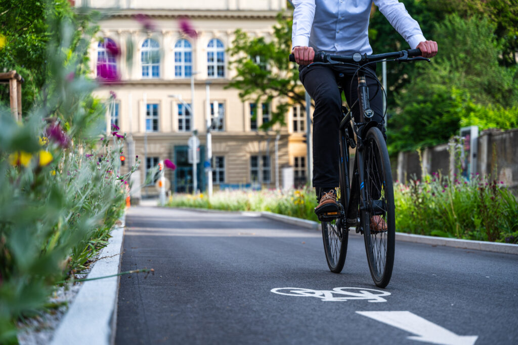 Fahradfahrer:in auf Fahradweg mit Bodenmarkeirung, St.Pölten Promenadenring