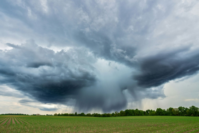 Graue Gewitterwolken über Landschaft.