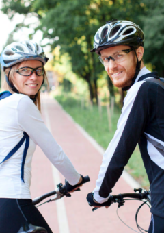 2 Radfahrer:innen, die nach hinten blicken.