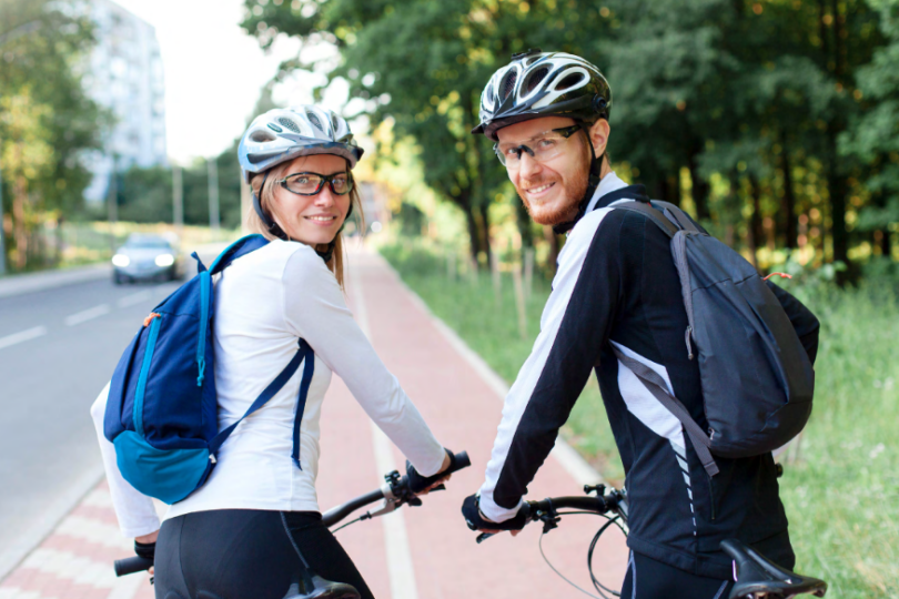 2 Radfahrer:innen, die nach hinten blicken.