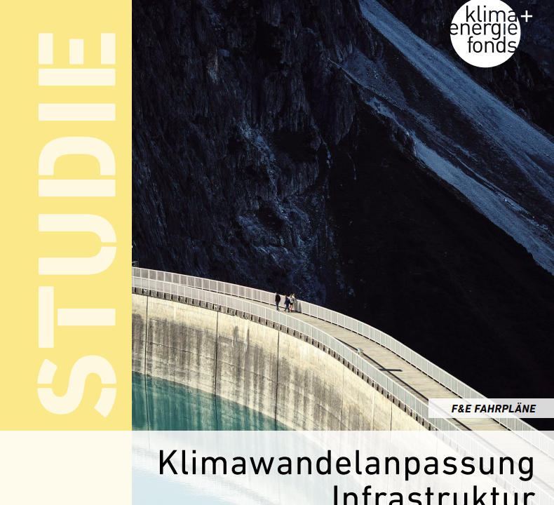 Titelblatt zur Klimawandelanpassung Infrastruktur Studie: Es ist ein Bild eines Staudamms zu erkennen. Im Hintergrund sieht man dunkle Felsen und Geröllstrukturen. Es spazieren drei Personen über den Staudamm.