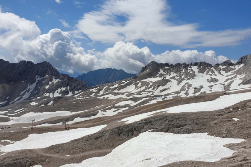 Berglandschaft mit Schneedecken.