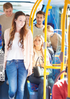 Viele Menschen in einem Bus.