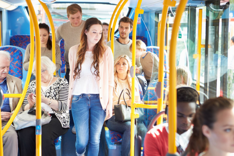 Viele Menschen in einem Bus.