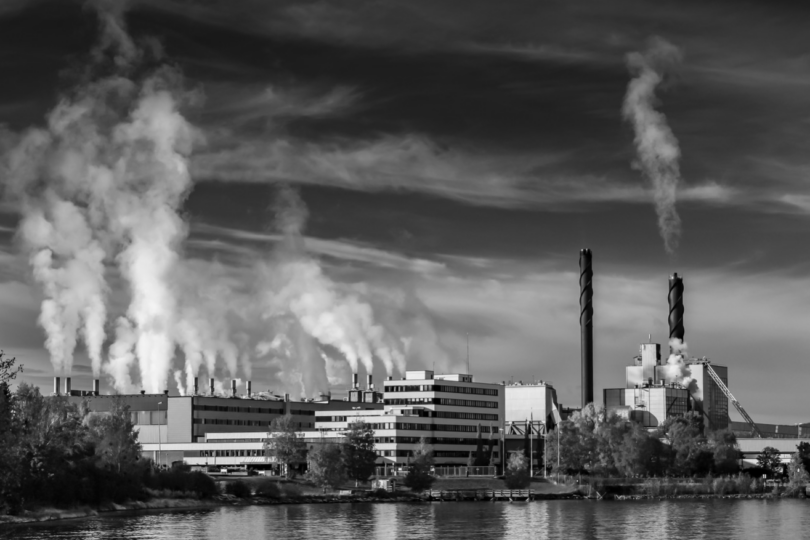 Industrieanlage am Wasser in schwarz/weiß.