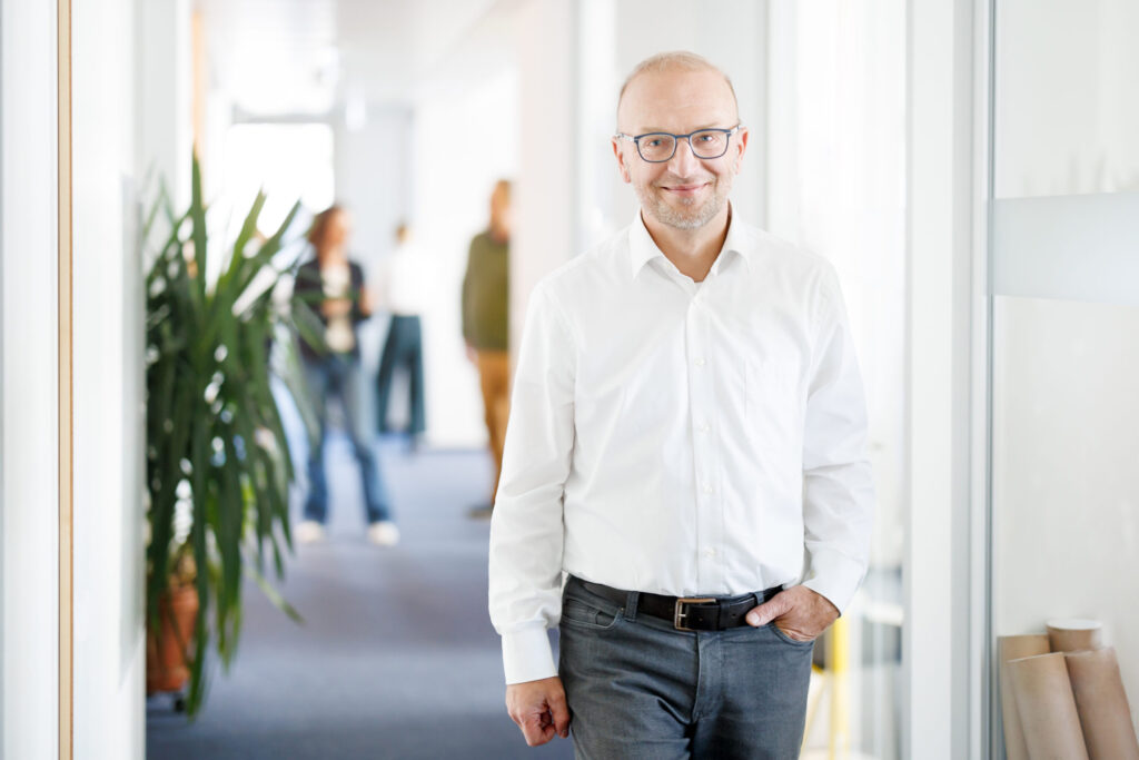 Geschäftsführer Bernd Vogl im Gang im Büro.