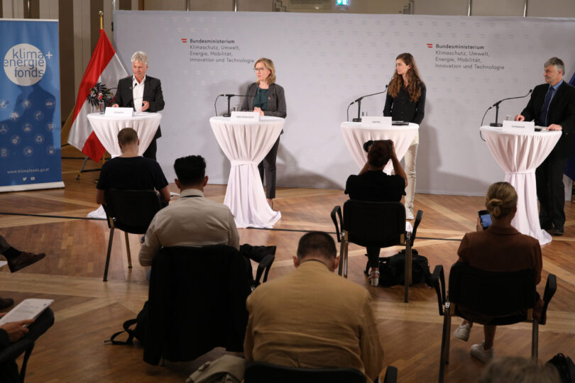 Im Bild v.l.n.r.: Ingmar Höbarth (Geschäftsführer Klima- und Energiefonds), Leonore Gewessler (Klimaschutzministerin), Nina Knittel und Karl W. Steininger (Wegener Center für Klima und Globalen Wandel, Universität Graz)