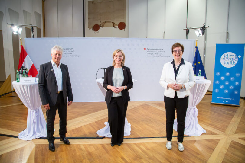 Pressekonferenz im BMK: Ingmar Höbarth, Frau BM Leonore Gewessler, Theresia Vogel (v.l.n.r.). Fotograf: Krisztian Juhasz/APA