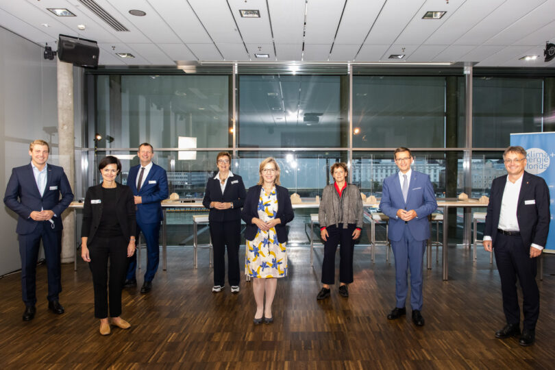 v.l.n.r. Philipp Gady, Vizepräsident WKO; Elisabeth Engelbrechtsmüller-Strauß, CEO Fronius International GmbH; Stefan Stallinger, Vorstandsdirektor Energie AG; DI Theresia Vogel, Klima- und Energiefonds; Bundesministerin Leonore Gewessler; Ursula Lackner, Landesrätin für Umwelt- und Klimaschutz Steiermark; Markus Achleitner, Landesrat für Wirtschaft und Energie Oberösterreich; Michael Gerbavsits, Vorstandsvorsitzender Energie Burgenland AG.