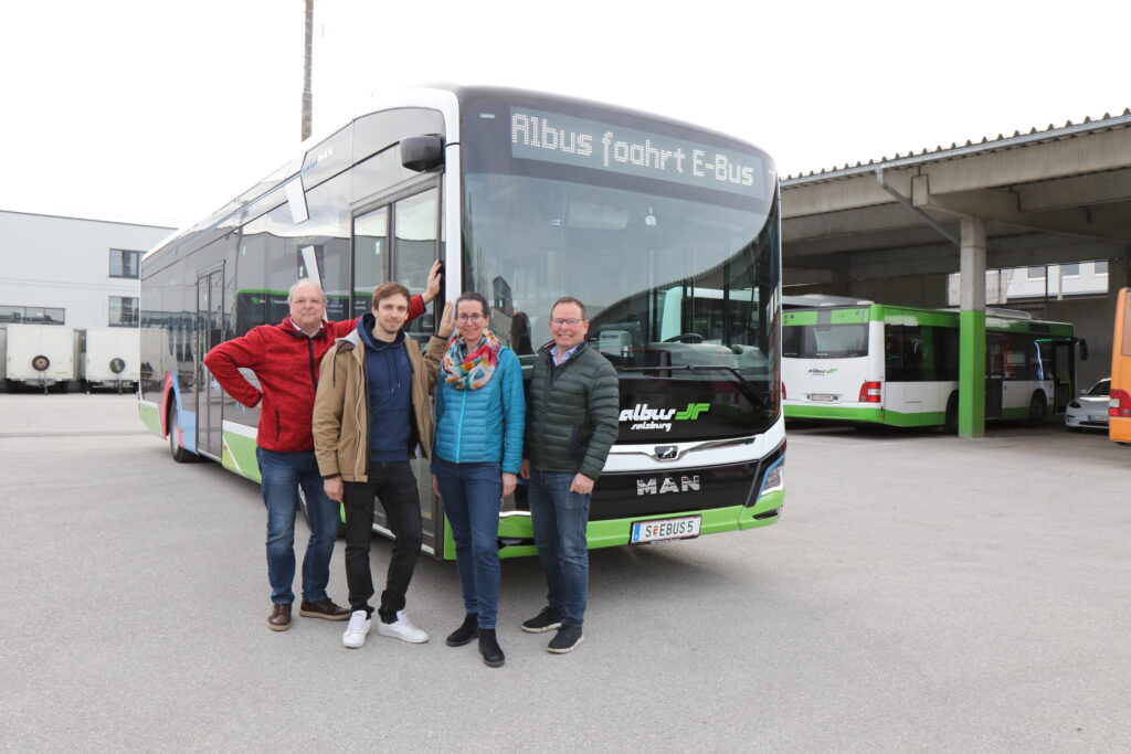 Foto Projektleitung OptichargE vor Elektrobus