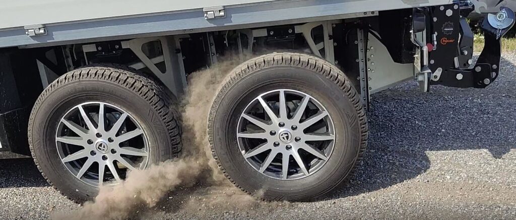 EMPA-Trac Nahaufnahme Fahrzeugreifen in Bewegung