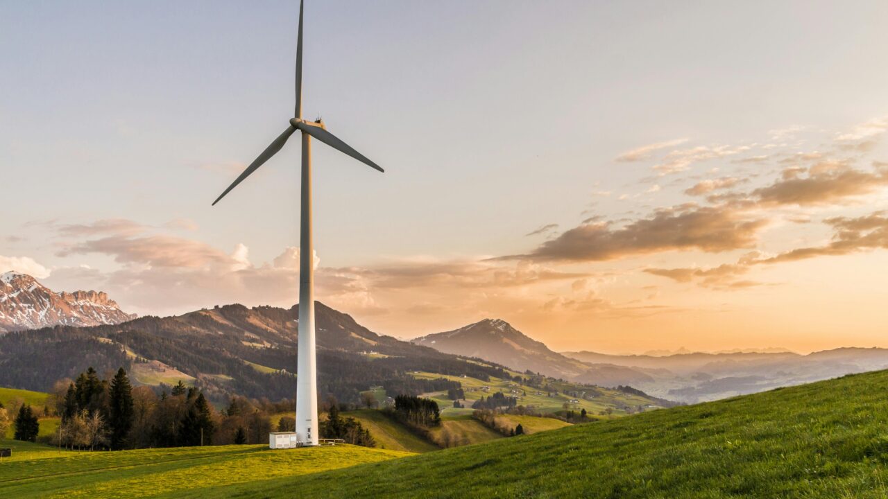 Foto einer Windkraftanlage in bergiger Landschaft