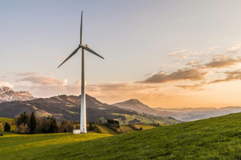 Foto einer Windkraftanlage in bergiger Landschaft