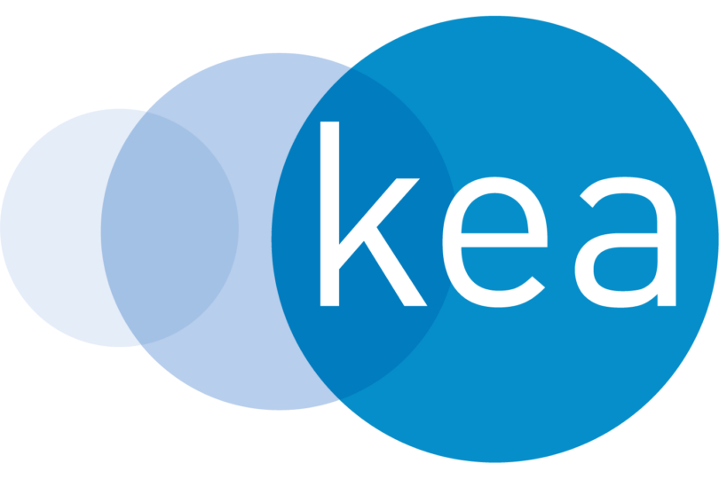 Logo von KEA mit den Kleinbuchstaben „kea“ in Weiß vor überlappenden blauen Kreisformen.